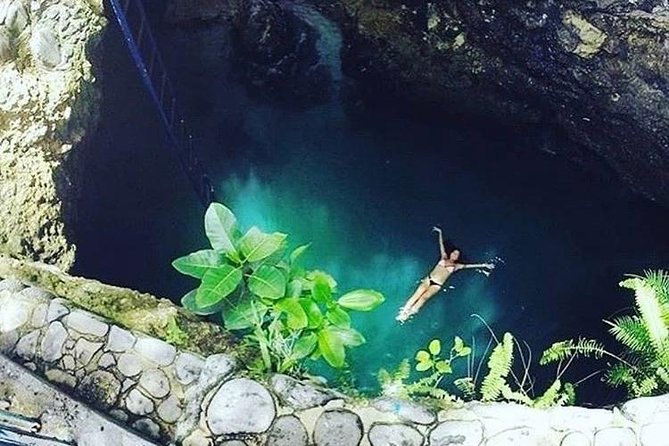 Blue Hole Mineral Spring and Ricks Cafe Private Tour - Meals and drinks: how to handle food, cocktails, and your own budget