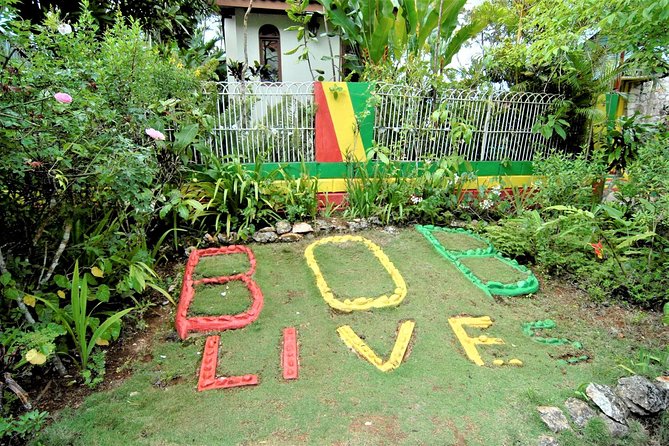 Bob Marley's Nine Mile Day-Trip w/Admission & Guided Tour from Grand Palladium - Stop 1: Bob Marley Mausoleum and 9 Mile Reggae Land Guided Visit