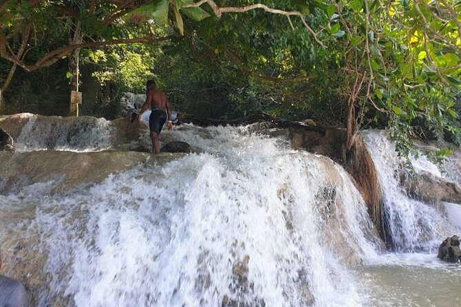 Dunn's River Fall's - Stop by Stop: How the Day Flows From the Pickup to the Falls
