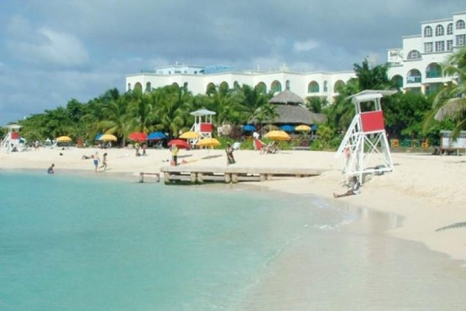 Falmouth Shore Excursion: Historic Sightseeing Tour and Doctor's Cave Beach - Group Size and Comfort: What 25 People Feels Like