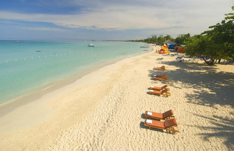 From Montego Bay: Negril Beach & Rick's Cafe Sunset Day Trip - Seven Mile Beach in Negril: sun, sand, and the reality check on sellers