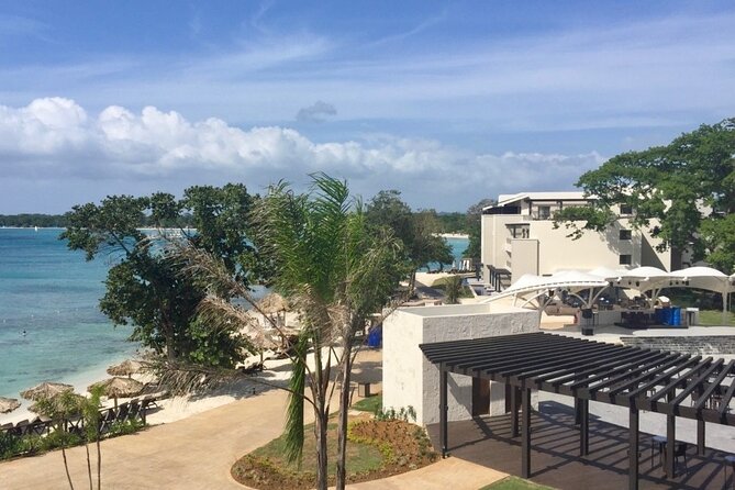 Montego Bay Airport Private Taxi to Royalton Negril - From the Airport to Royalton Negril, Without the Waiting Game