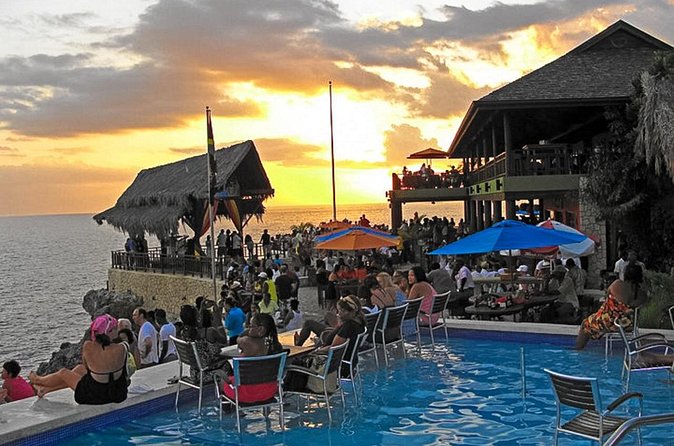 Negril 7 Miles Beach, Ricks Cafe and Shopping - Seven Mile Beach: how to use your 1 hour well