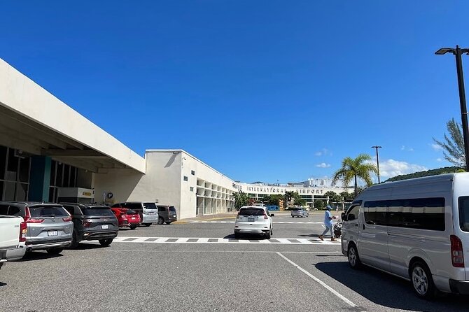 Private Airport Pickup and drop off in Jamaica - En route stops: shop, grab, and get your bearings