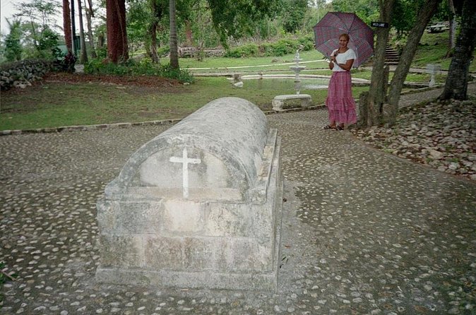 Private Rose Hall Great House Tour from Montego Bay - Grave visit and the gift shop tip that saves your time