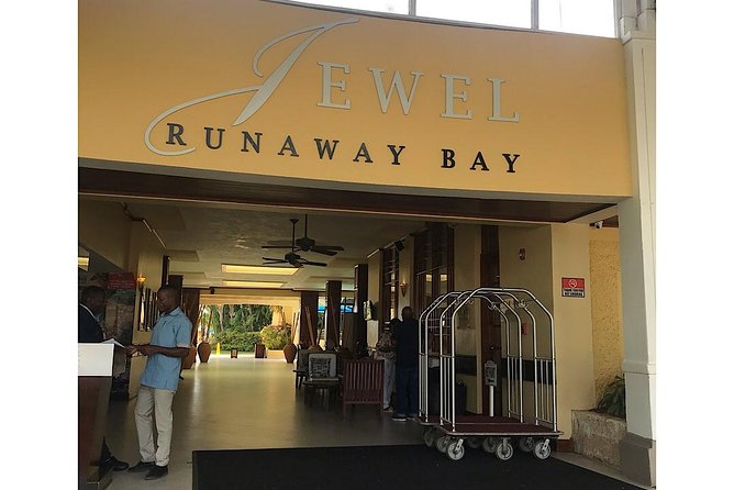 Private Roundtrip Airport Transfer to Resorts in Runaway Bay - Who this transfer is best for