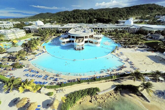 Private Transfer from MBJ Airport to Grand Palladium Hotel - The Car Experience: Air-Conditioning and Drinks Included