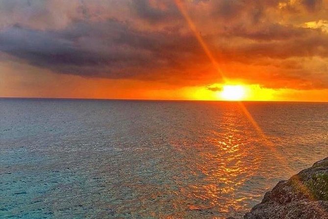 Rick's Café and Seven Mile Beach Private Tour - Ricks Cafe: dinner time with the cliff-jumping show and reggae