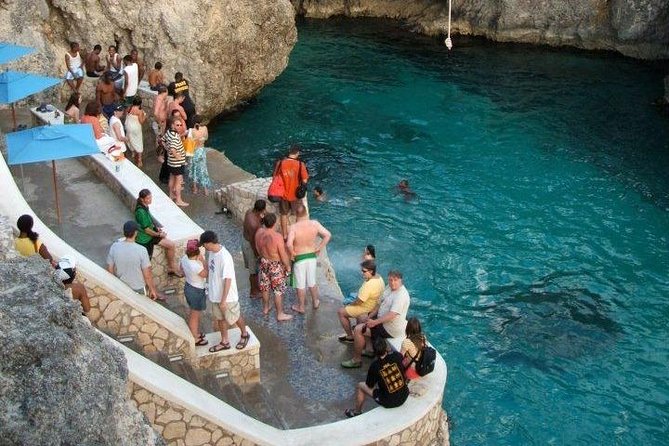 Seven Mile Beach and Ricks Cafe Private Tour. - Key Highlights