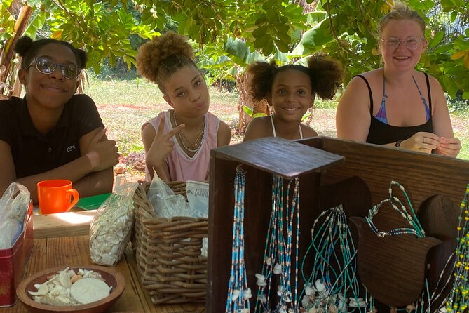 Souvenirs workshop A Mi Mek It! in Montego Bay Jamaica (FR & EN) - Group Size, Languages, and the Marie Factor