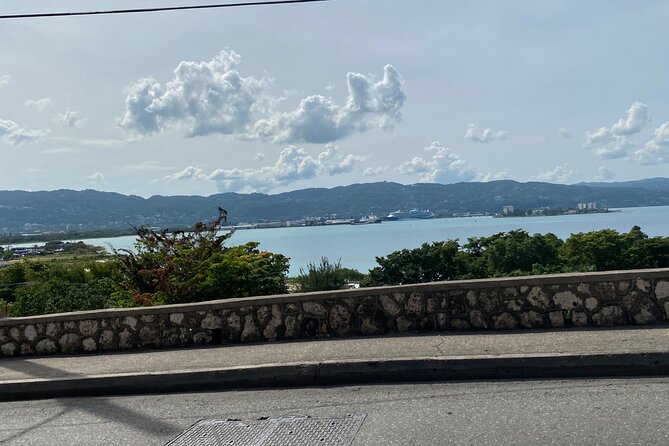 Street Executive Tours And Chauffeur Service Jamaica - The Comfort Stuff You’ll Notice Right Away: AC, Clean Seats, Water